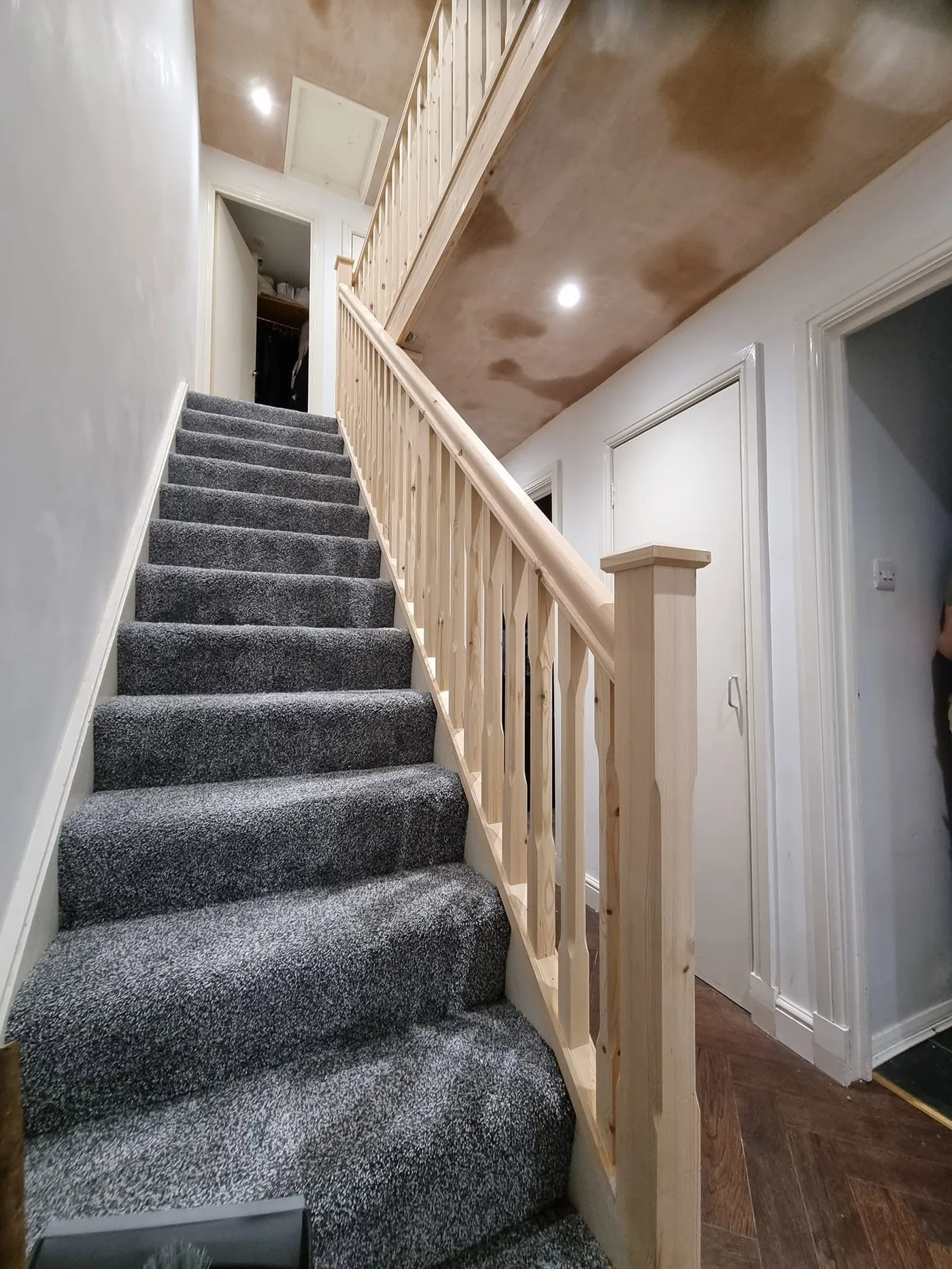 Staircase spindles and handrail joinery installation